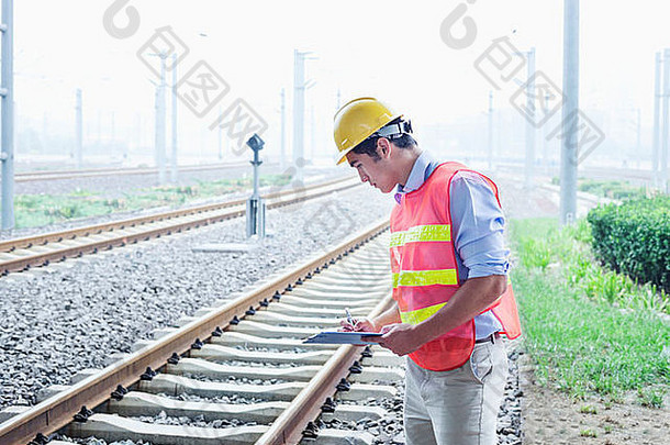 铁路工人保护工作穿检查铁路跟踪