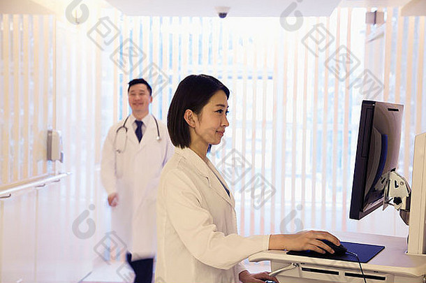 年轻的女医生电脑医院北京中国