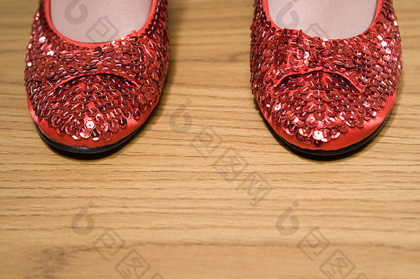 红色的闪亮的鞋子