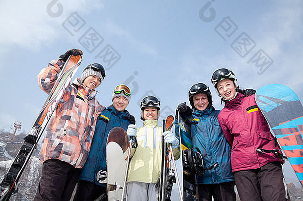 集团单板滑雪滑雪度假胜地低角视图