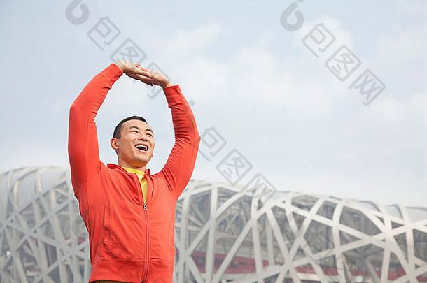 年轻的运动男人。伸展运动公园北京