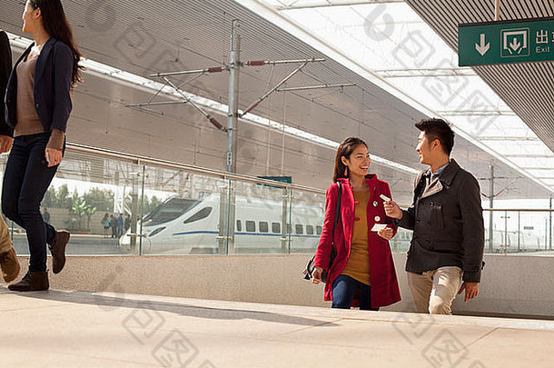年轻的女人会说话的男人。铁路平台中国