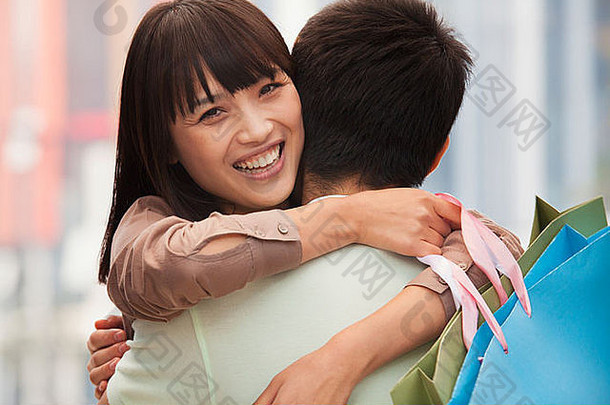 年轻的夫妇拥抱购物袋在户外<strong>北京</strong>