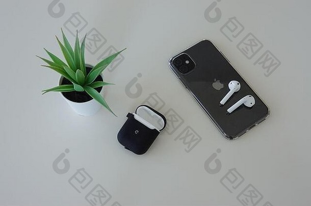 奥兰多美国苹果iPhone智能手机苹果气垫耳塞铺设白色背景