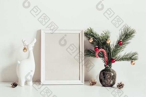 极简主义室内装饰圣诞节白色作文圣诞节树鹿前面视图