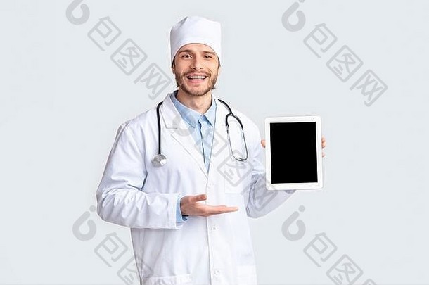 友好的医生显示数字平板电脑空白屏幕