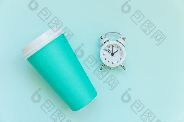 简单的平躺设计蓝色的纸咖啡杯报警时钟孤立的蓝色的柔和的色彩斑斓的背景外卖喝早餐饮料好早....之后醒着的概念前视图复制空间