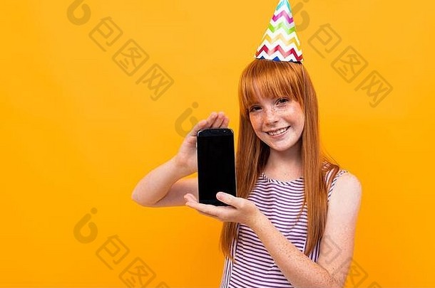 红发女孩节日帽头显示电话显示向前布局黄色的背景