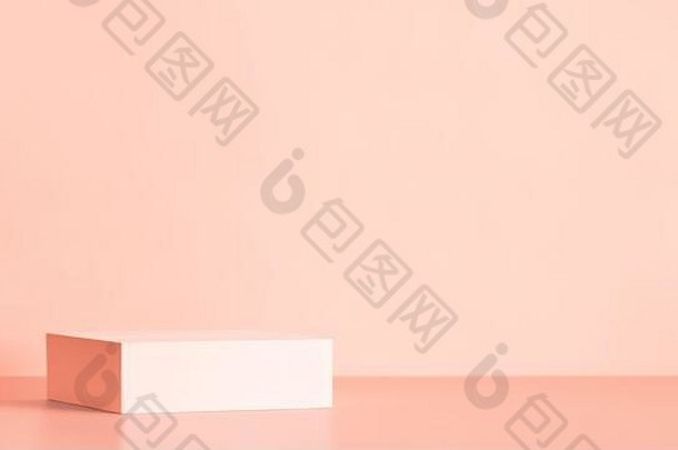 摘要背景品牌身份包装演讲光黄色的讲台上珊瑚粉红色的纸背景复制空间文本设计模拟产品