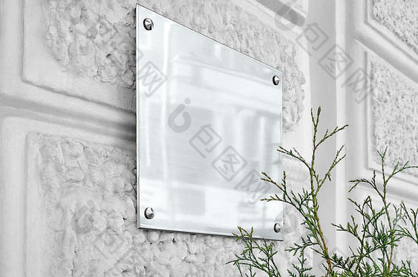 空白银玻璃招牌灰色的变形墙模拟