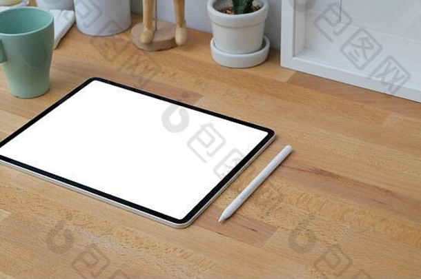 裁剪拍摄现代工作空间空白屏幕平板电脑手写笔杯框架装饰木表格背景