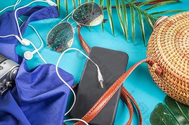 夏天假期旅行概念海滩配件的事情袋他泳衣太阳镜相机热带叶子海蓝宝石绿松石蓝色的