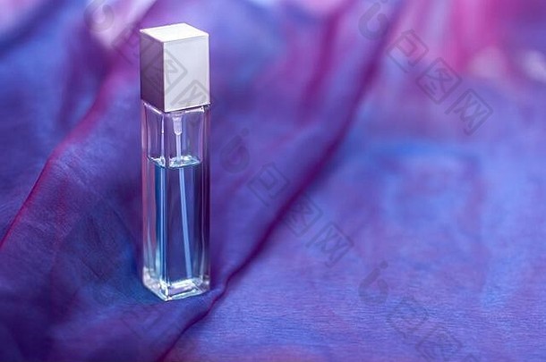 长在上雕琢平面的瓶液体复制空间软布细长的玻璃瓶金属帽空白模拟浅深度