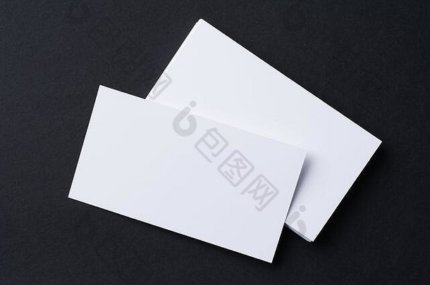 白色空白业务卡片黑暗黑色的背景
