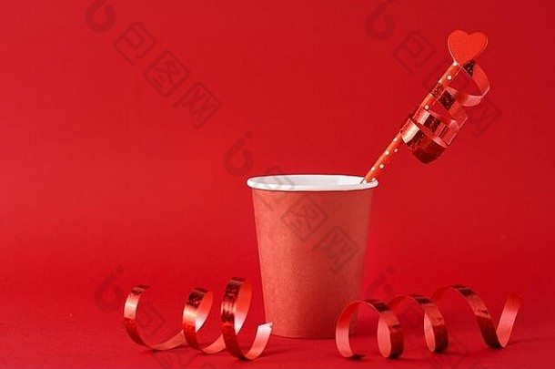 纸咖啡杯木心稻草节日丝带红色的背景情人节一天概念