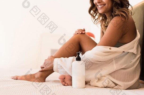 拉丁女人应用身体奶油白色容器复制空间品牌
