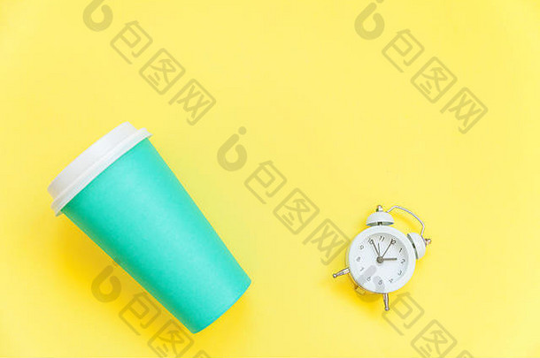简单的平躺设计蓝色的纸咖啡杯报警时钟孤立的黄色的色彩斑斓的时尚的背景外卖喝早餐饮料好早....之后醒着的概念前视图复制空间