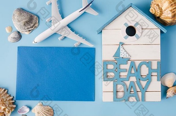 空蓝色的纸贝壳装饰飞机夏天旅行概念前视图平躺复制空间