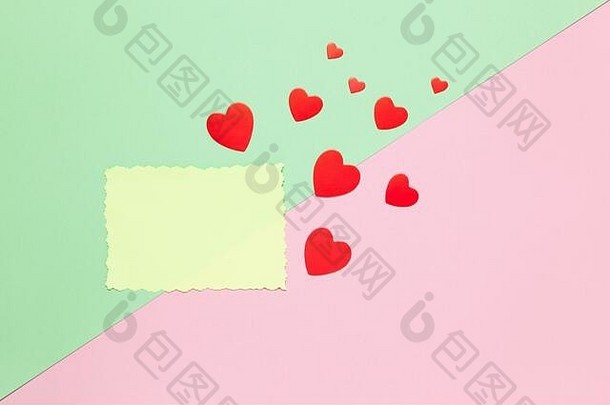 空白表黄色的纸不均匀边缘红色的心柔和的背景粉红色的绿色复制空间3月2月生日瓦伦丁