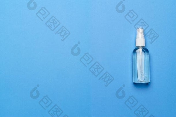 瓶防腐剂酒精手清洁喷雾蓝色的背景预防冠状病毒平布局复制空间