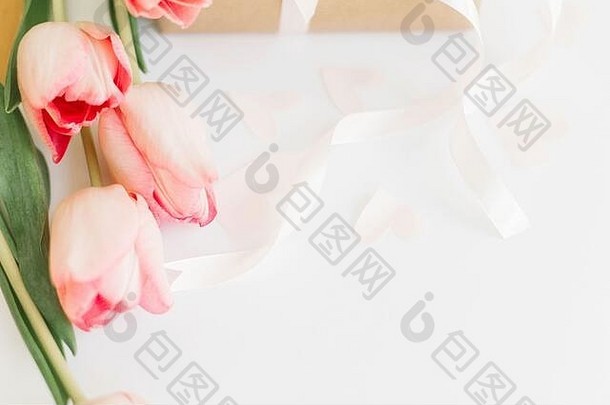 粉红色的郁金香丝带白色背景礼物盒子时尚的温柔的图像快乐女人的一天问候卡空间文本快乐母亲