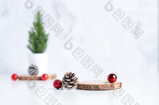 圣诞节树松锥装饰圣诞节球空木日志板白色<strong>表</strong>格大理石瓷砖墙背景清洁最小的简单的风格