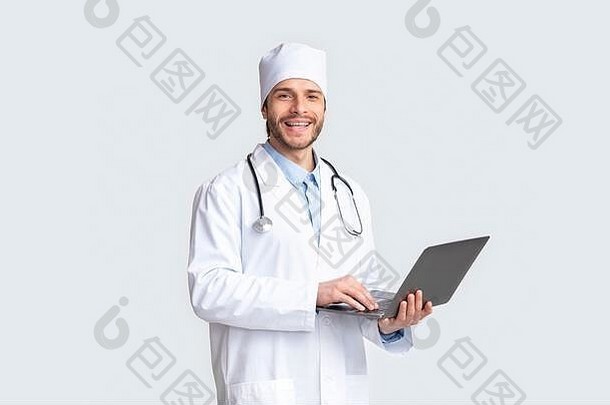 友好的医生微笑移动PC灰色工作室背景