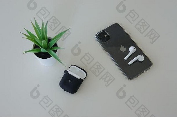 奥兰多美国苹果iPhone智能手机苹果气垫耳塞铺设白色背景
