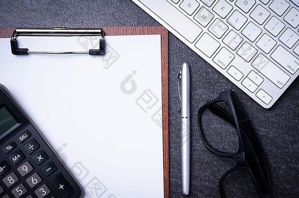 平铺作文办公室桌子上论文键盘计算器笔