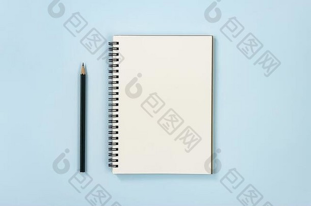 螺旋笔记本春天笔记本无衬里的类型铅笔蓝色的柔和的极简主义背景