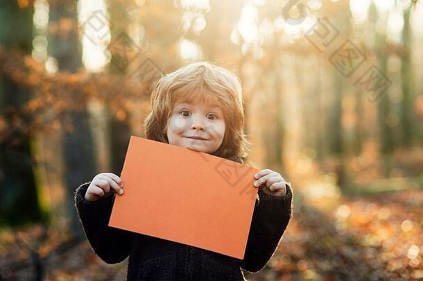 微笑秋天孩子们持有空白表文本空间广告出售孩子持有广告董事会空纸表季节出售