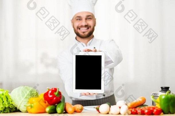 快乐的老板显示数字平板电脑屏幕相机厨房