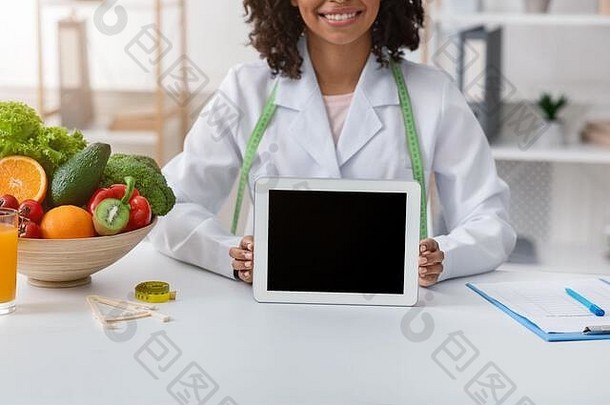 裁剪非洲dietologist持有数字平板电脑空屏幕