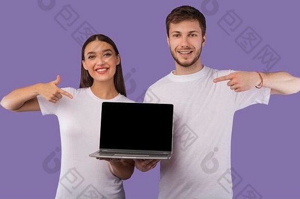 夫妇显示黑色的空白个人电脑屏幕