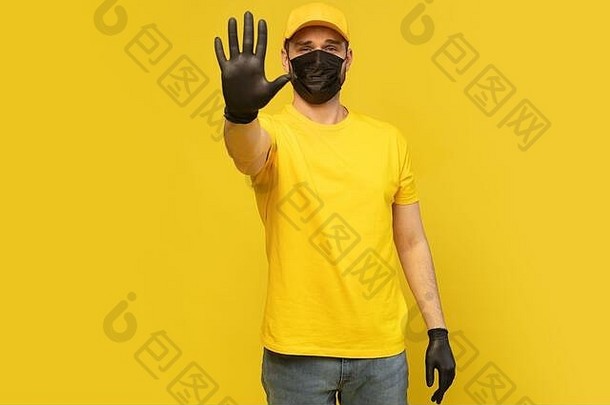 交付男人。黄色的帽t恤统一的面具手套孤立的黄色的背景冠状病毒法律顾问概念