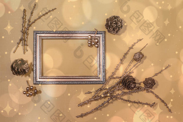 金圣诞节作文古铜色的画落叶松树枝视锥细胞浆果照片框架金纺织背景散景星星平