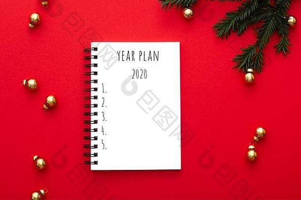笔记本一年计划红色的背景金圣诞节装饰绿色冷杉树早午餐前视图