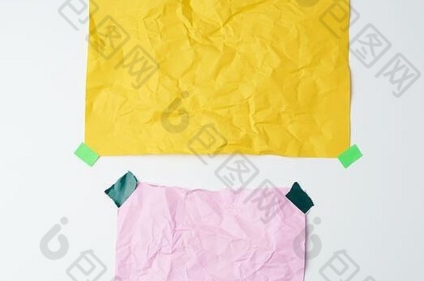 空黄色的粉红色的皱巴巴的表纸粘绿色黏糊糊的块纸白色背景的地方文本