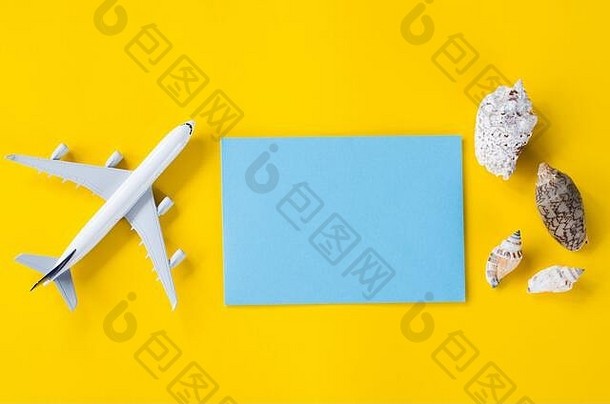 空蓝色的纸黄色的背景贝壳装饰飞机夏天旅行概念前视图平躺复制空间