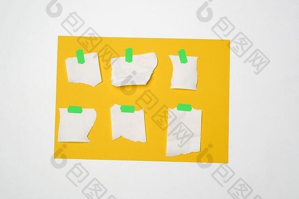 集不同的形状的空块白色纸粘绿色Velcro是一个粘扣带或魔术贴品牌的商标。Velcro?是Velcro BVBA的注册商标黄色的表纸白色背景关闭