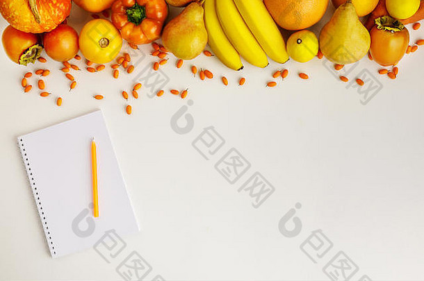 <strong>新鲜</strong>的秋天黄色的橙色蔬菜水果笔记本孤立的白色背景前视图平躺秋天背景