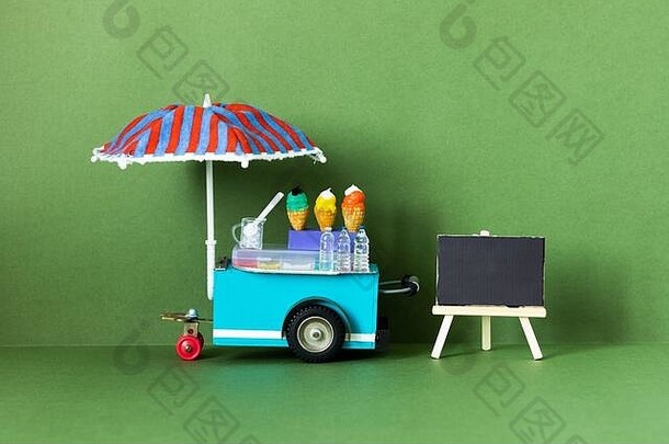 冰奶油玩具车蓝色的红色的伞分类冰奶油空菜单黑色的黑板夏天假期概念绿色背景