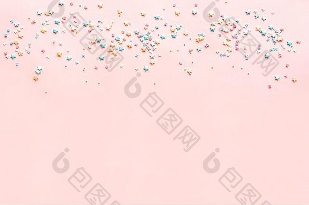 色彩斑斓的柔和的洒粉红色的背景前视图复制空间甜蜜的<strong>蛋糕</strong>糕点成分假期生日聚会，派对庆祝活动概念创建