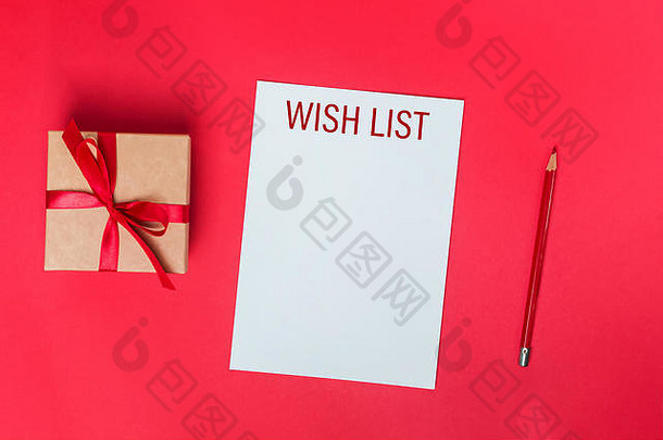 空白纸标题愿望列表礼品盒红色的铅笔红色的背景前视图