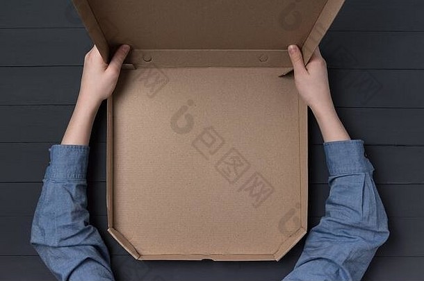 空开放盒子披萨孩子们的手黑色的背景前视图复制空间