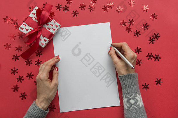 女人写目标检查表计划梦想一年列表圣诞节列表一年红色的假期装饰礼物费用解放军