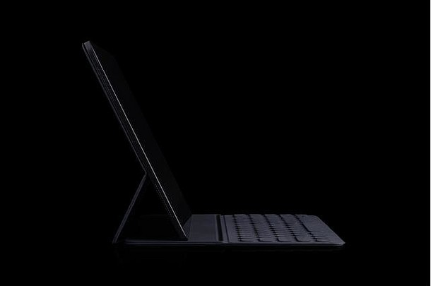 数字平板电脑孤立的黑色的背景