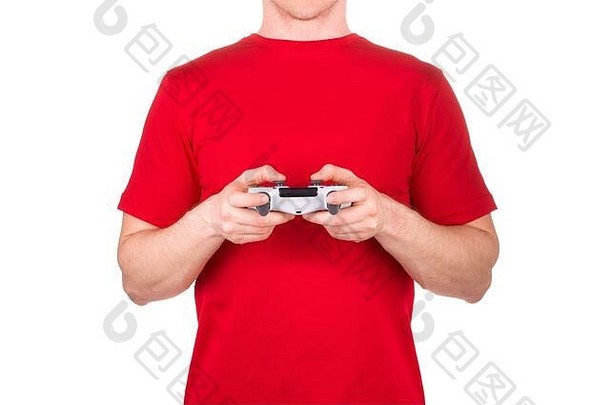 男人。红色的t恤持有手柄玩视频游戏孤立的白色