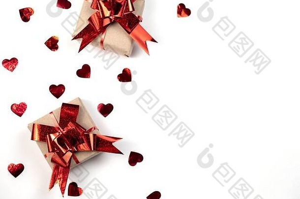情人节一天背景手工制作的礼物盒子装饰红色的心五彩纸屑白色背景最小的风格情人节一天概念平