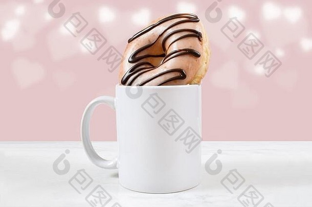 盎司白色咖啡杯子填满上釉巧克力冰甜甜圈散景心发光粉红色的背景